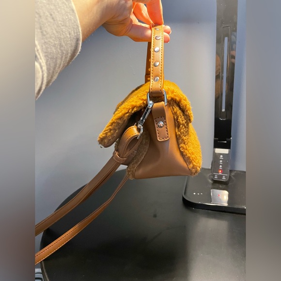 NÚNOO Crossbody Sherpa Bag - Picture 5 of 7